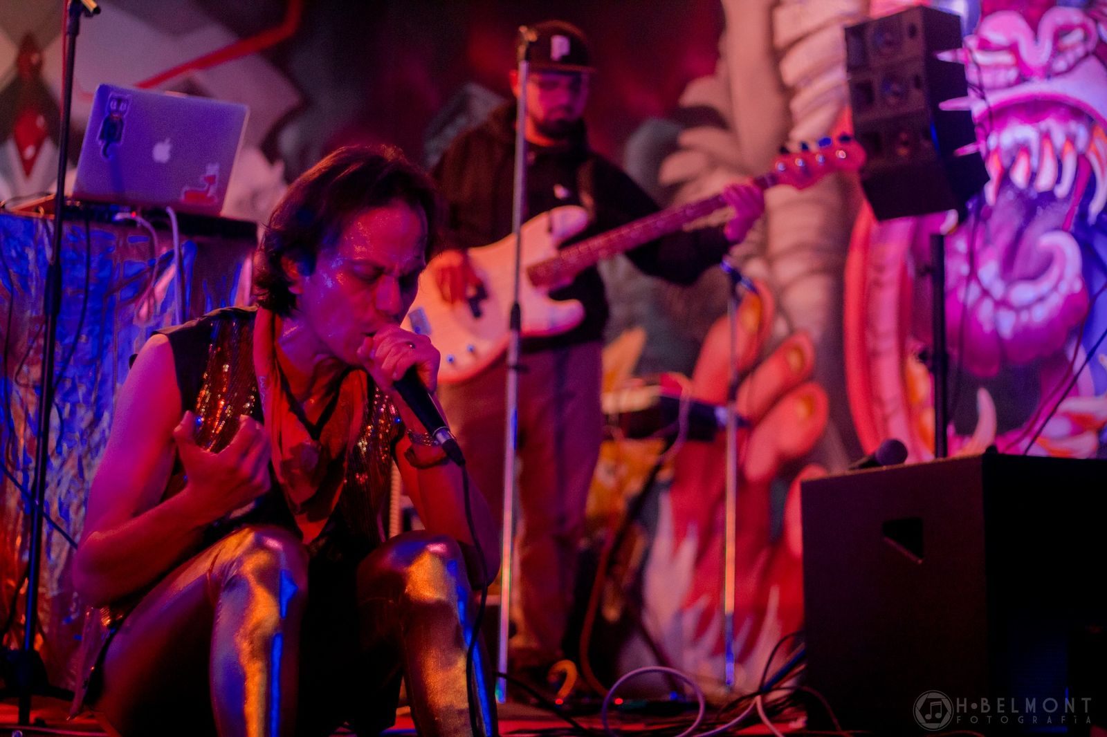 Eduardo canta en cuclillas mientras Héctor toca el bajo