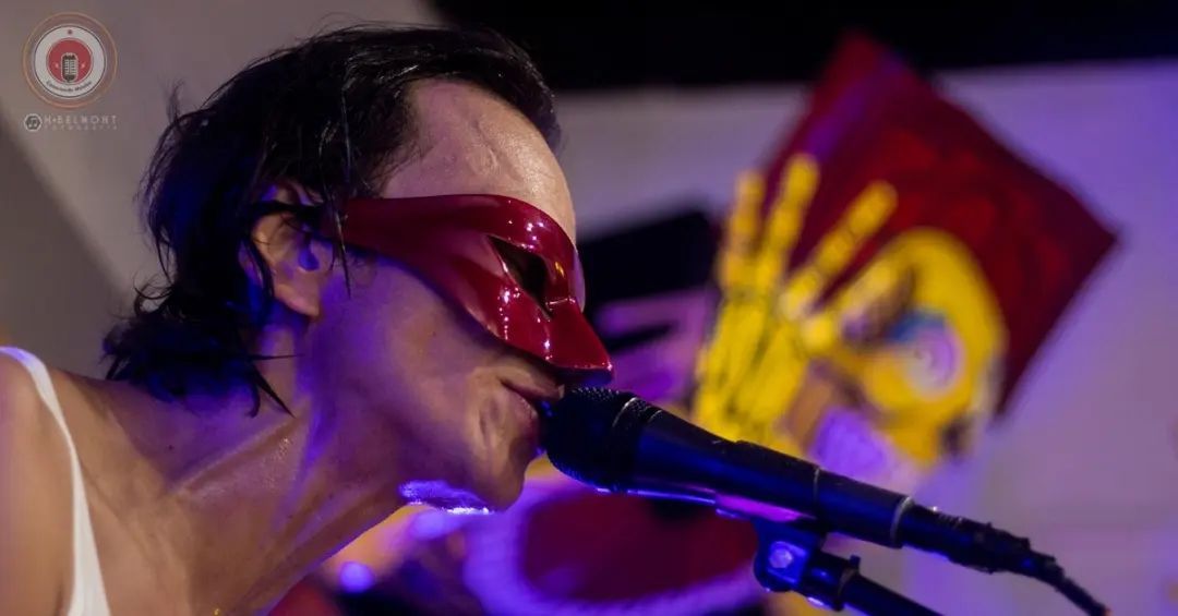 Eduardo canta con antifaz rojo