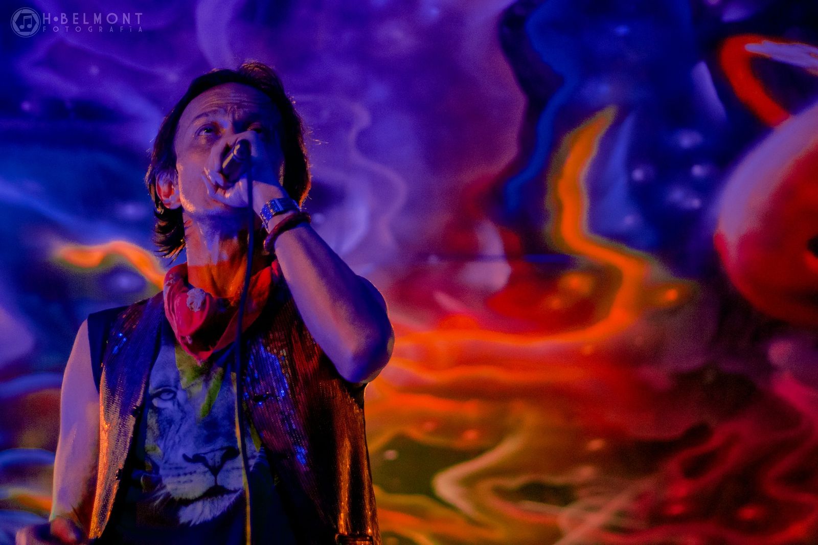 Eduardo Rodríguez cantando frente a un mural